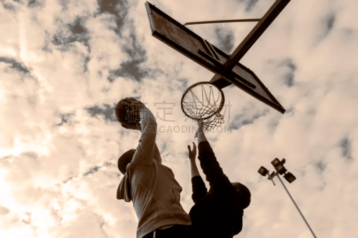 快船翻盘成功！伦纳德+哈登携手出击，力克尼克斯抢占西部第六！